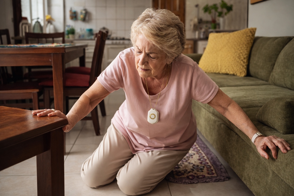 Senhora idosa em momento de necessidade